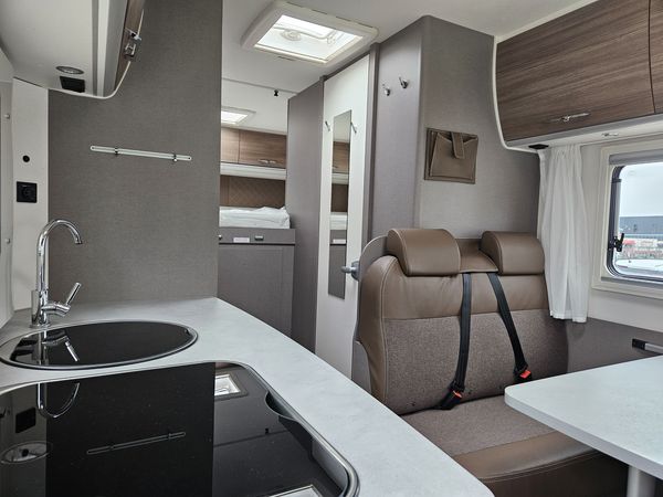 6 személyes lakóautó belülről