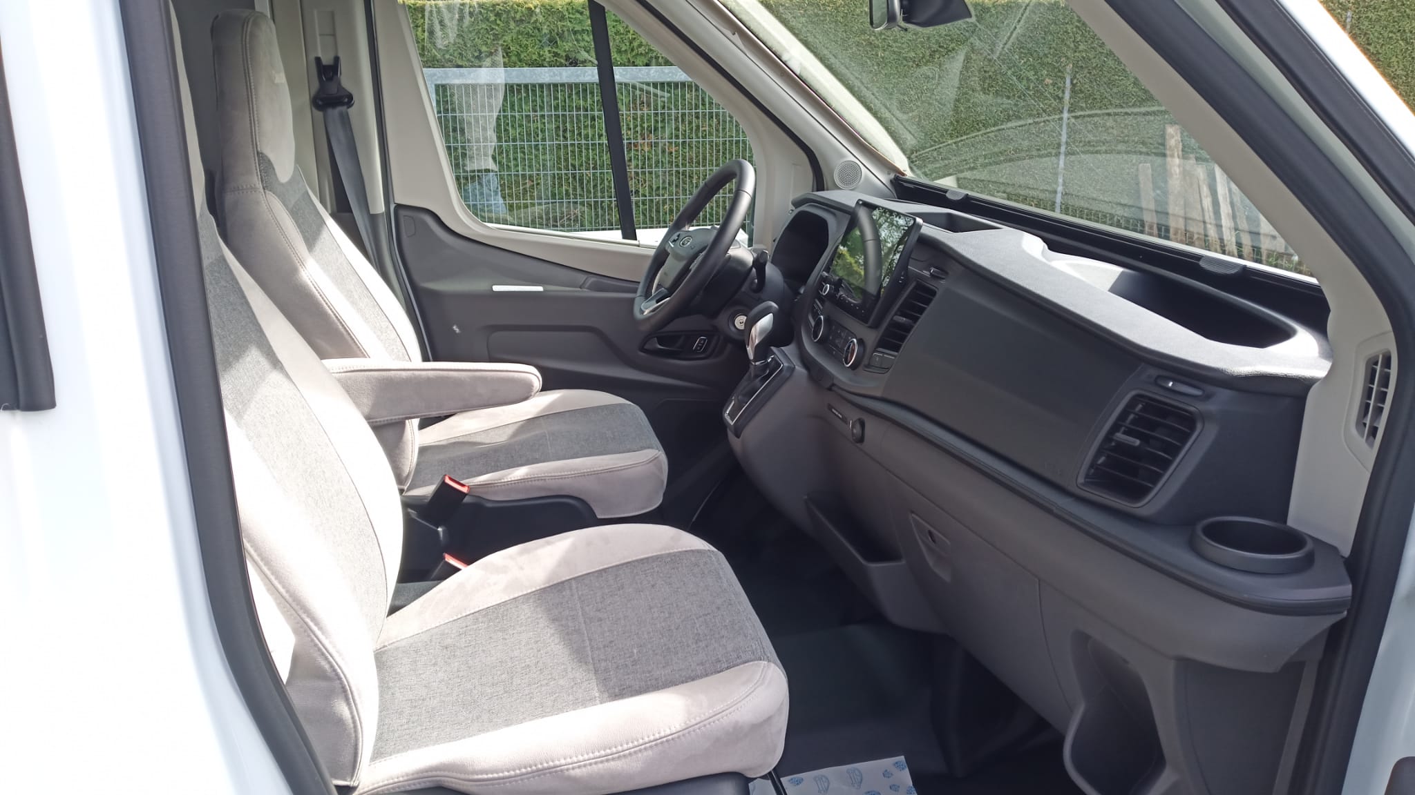 félintegrált lakóautó