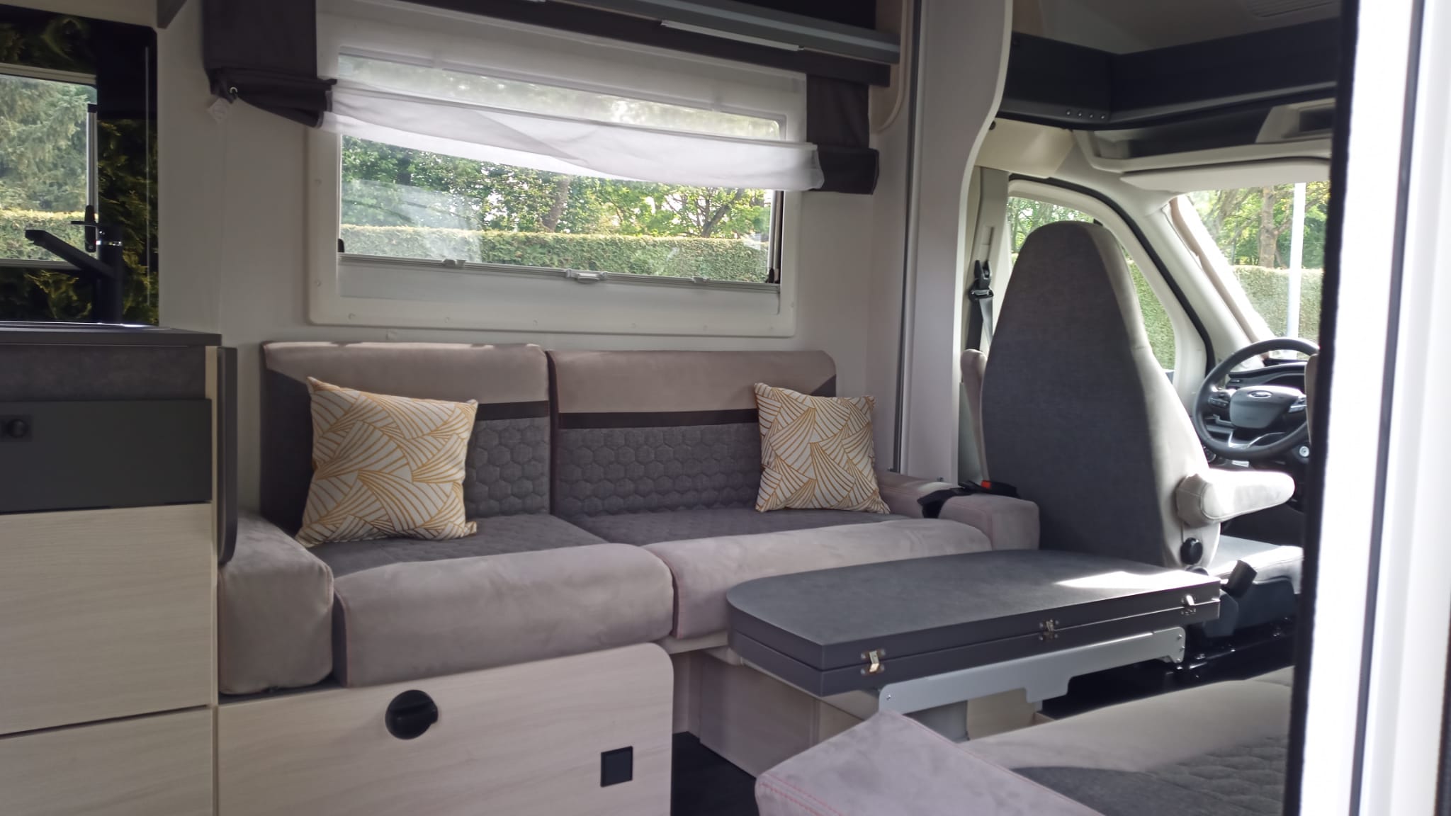 félintegrált lakóautó bérlés