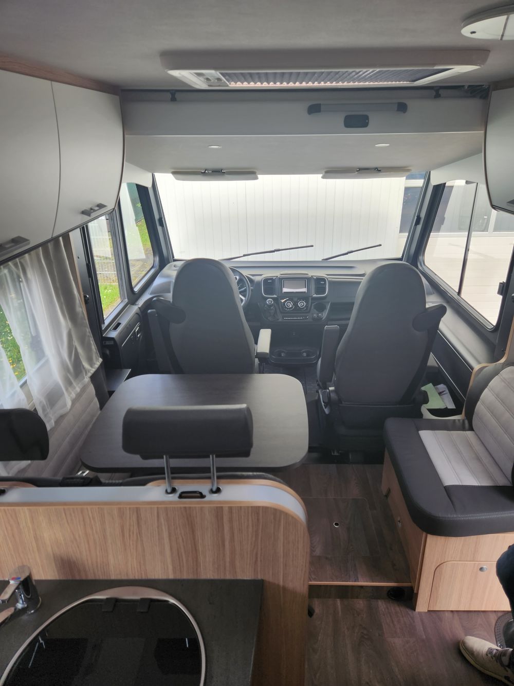 integrált lakóautó tágas beltér